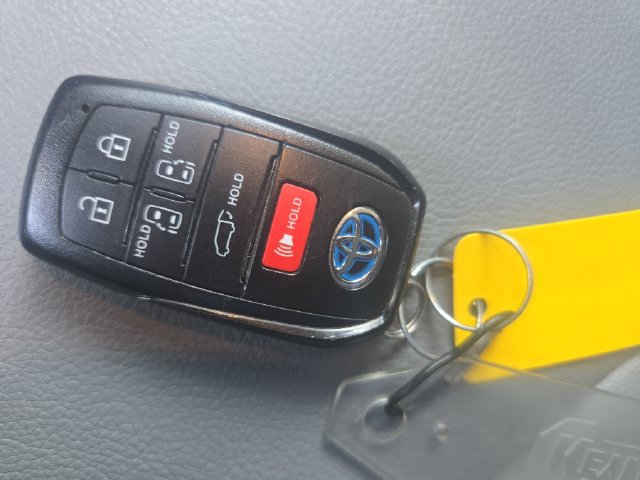 Used 2023 Toyota Sienna XLE FWD image 21