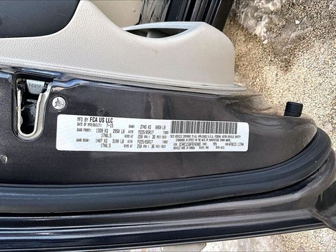 Used 2015 Chrysler Town & Country Touring-L w/ Driver Convenience Group image 15