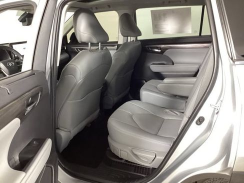 Used 2024 Toyota Highlander Platinum AWD/4WD image 36