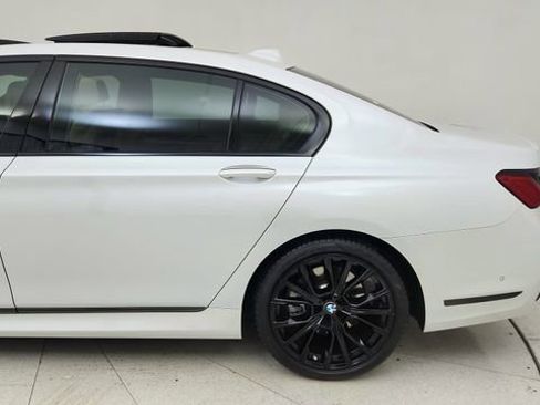 Used 2022 BMW 740i w/ M Sport Package image 10