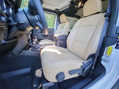 Used 2023 Jeep Wrangler Sport S image 23