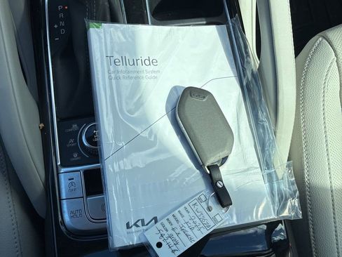 Used 2025 Kia Telluride EX w/ EX Captain's Chair Package AWD/4WD image 22