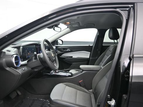 Used 2025 Chevrolet Trax LT FWD image 11