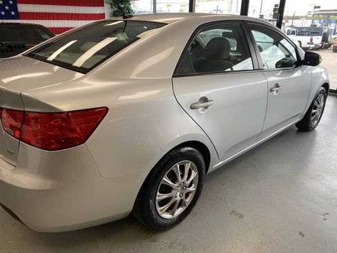 Used 2010 Kia Forte EX FWD image 11