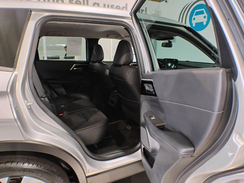 Used 2023 Mitsubishi Outlander SE image 92