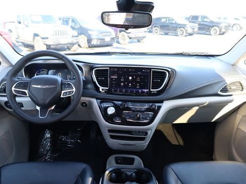 Used 2024 Chrysler Pacifica Select image 13