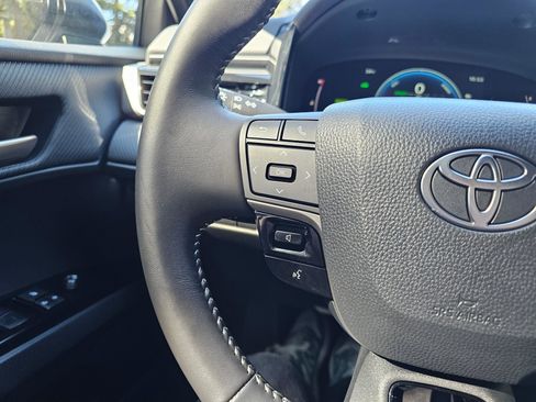 Used 2025 Toyota Camry SE image 31