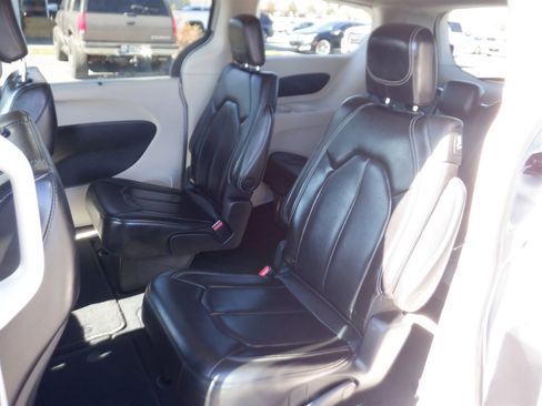 Used 2023 Chrysler Pacifica Touring-L image 10