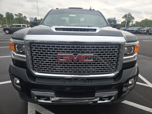 Used 2017 GMC Sierra 2500 Denali w/ Duramax Plus Package AWD/4WD image 4