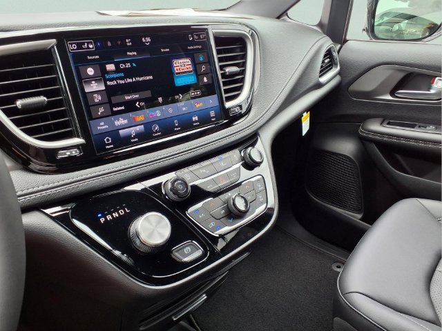 New 2027 Chrysler Pacifica Select FWD image 10