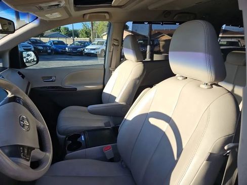 Used 2013 Toyota Sienna XLE w/ Premium Pkg image 27