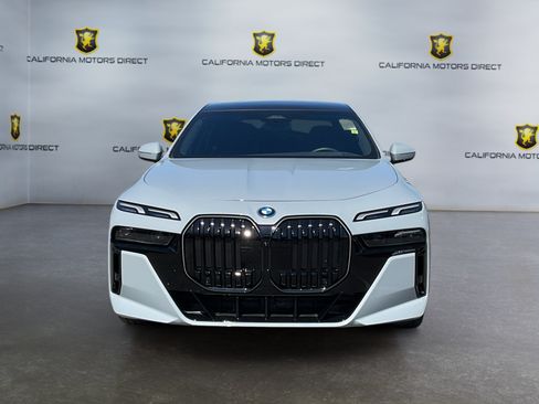 Used 2025 BMW 750e xDrive w/ Premium Package AWD/4WD image 2