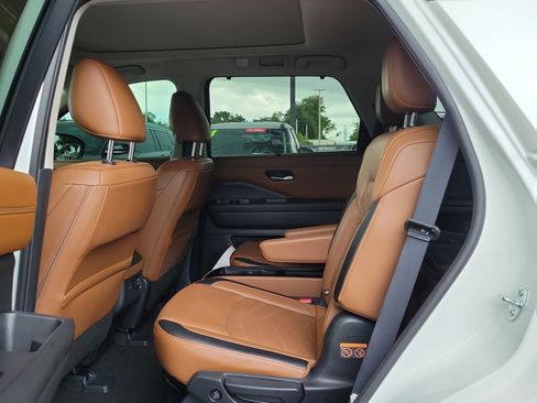 Certified 2024 Nissan Pathfinder Platinum AWD/4WD image 11