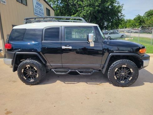 Used 2007 Toyota FJ Cruiser 2WD image 2