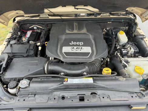 Used 2012 Jeep Wrangler Unlimited Sahara w/ Dual Top Group AWD/4WD image 18