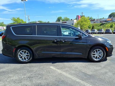 Used 2025 Chrysler Pacifica Select FWD image 4