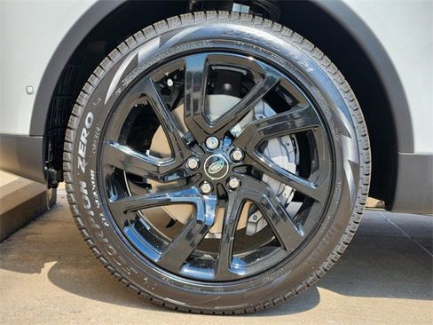 New 2025 Land Rover Discovery S image 7
