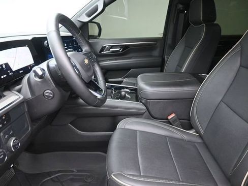 Used 2025 Chevrolet Suburban Premier AWD/4WD image 16