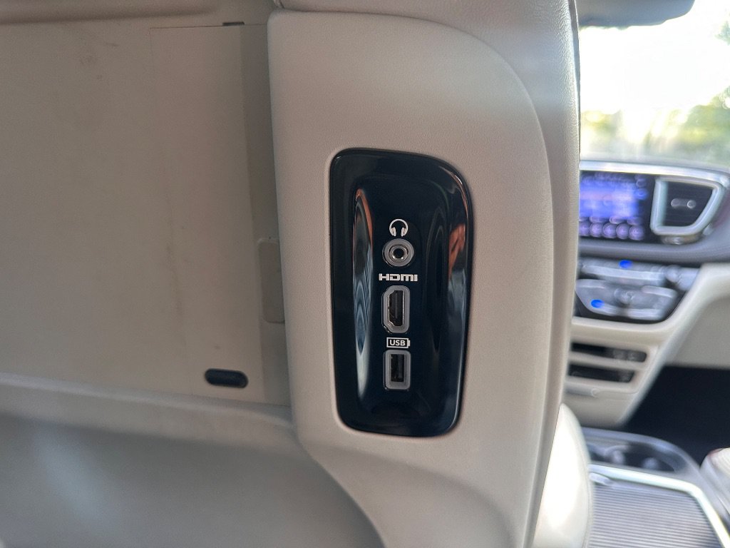 Used 2017 Chrysler Pacifica Limited w/ UConnect Theater Package FWD image 36