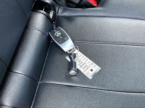 Used 2022 Mercedes-Benz GLB 250 GLB 250 w/ Premium Package Lite image 14