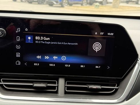 Used 2025 Chevrolet Trax LT w/ LT Convenience Package image 14