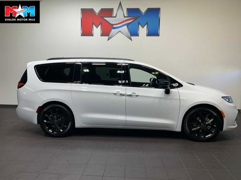 New 2026 Chrysler Pacifica Limited w/ S Appearance Package image 1