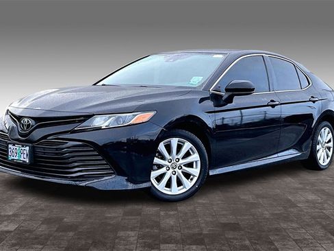Used 2019 Toyota Camry LE image 2