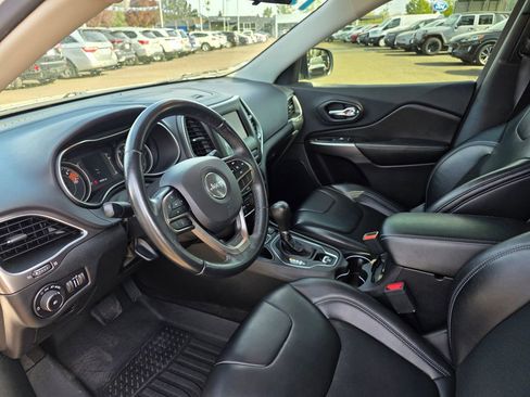 Used 2019 Jeep Cherokee Latitude Plus FWD image 9