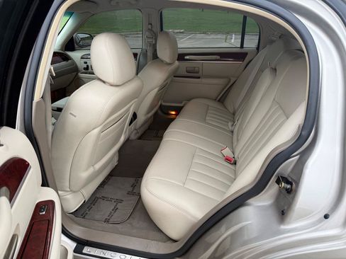 Used 2003 Lincoln Town Car Signature RWD image 17