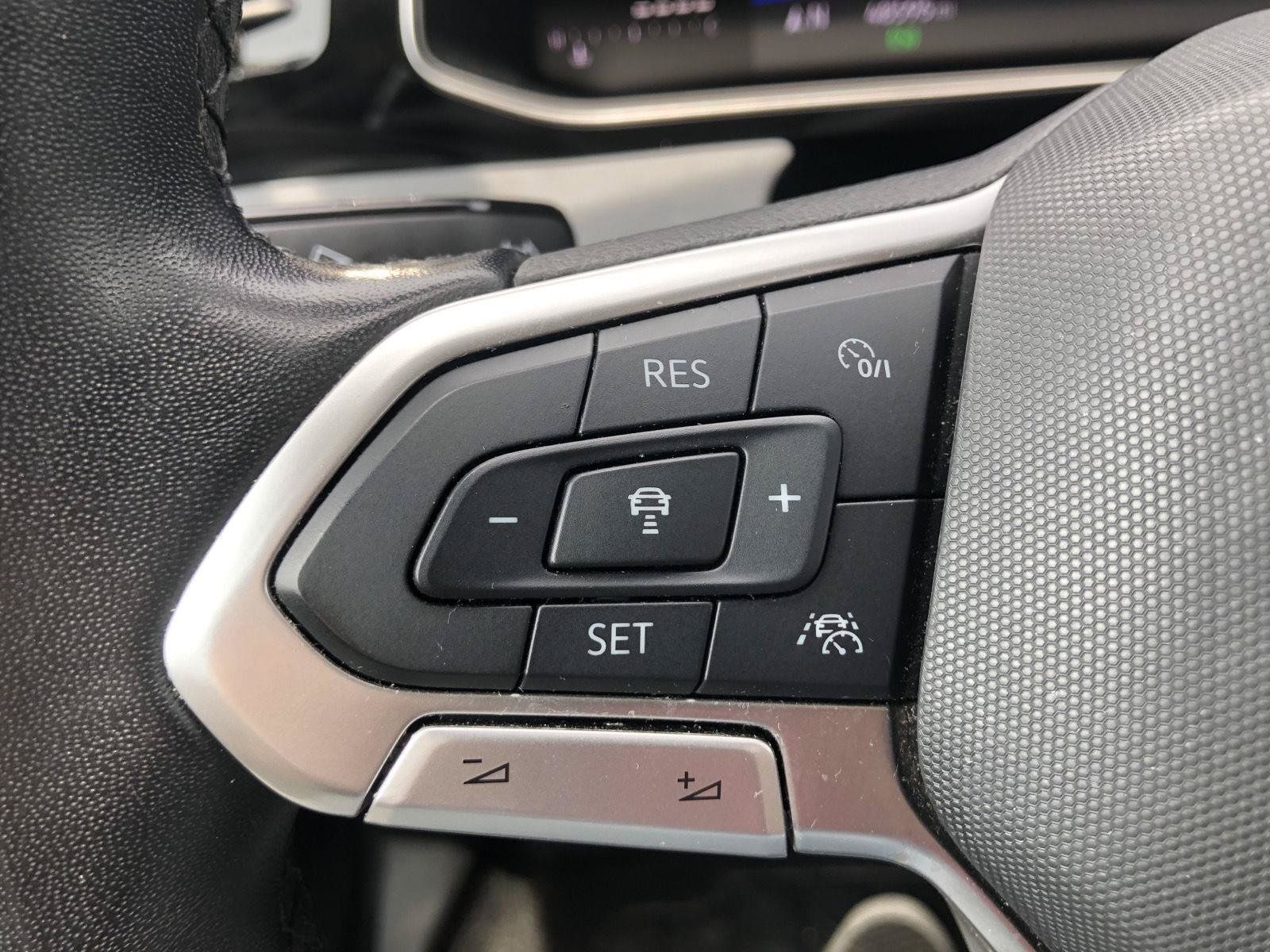 Used 2025 Volkswagen Jetta SE FWD image 28