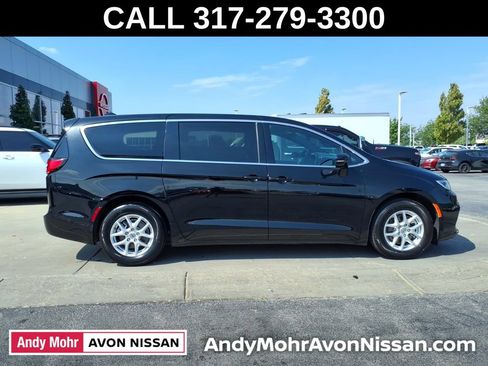 Used 2025 Chrysler Pacifica Select FWD image 9