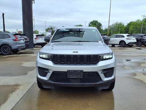 Used 2025 Jeep Grand Cherokee Altitude AWD/4WD image 23