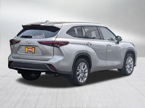Used 2024 Toyota Highlander Limited AWD/4WD image 7