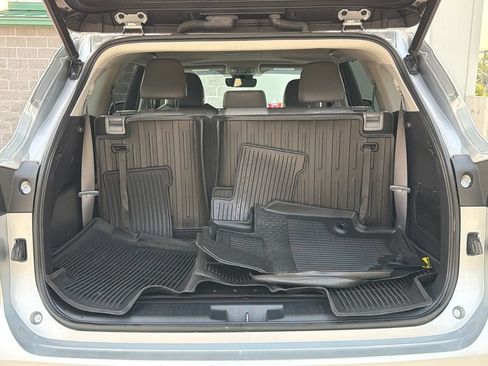 Used 2022 Toyota Highlander XLE AWD/4WD image 6