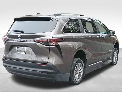 Used 2023 Toyota Sienna XLE w/ XLE Plus Package image 4