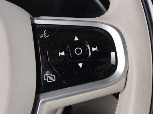 Certified 2022 Volvo XC90 T6 Momentum image 20