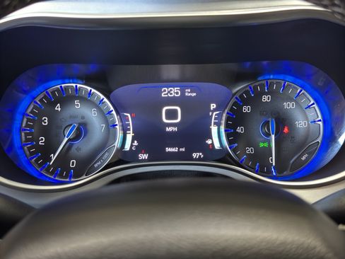 Used 2025 Chrysler Pacifica Limited FWD image 27