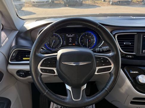 Used 2019 Chrysler Pacifica Touring-L FWD image 20
