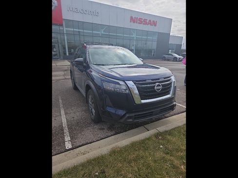 Used 2024 Nissan Pathfinder SV w/ SV Premium Package image 2