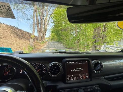 Used 2021 Jeep Gladiator Overland AWD/4WD image 2