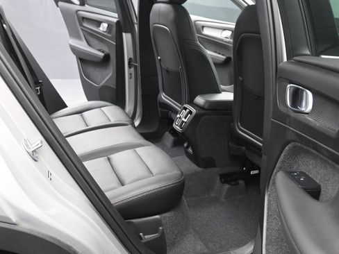 Used 2025 Volvo XC40 B5 Plus image 13