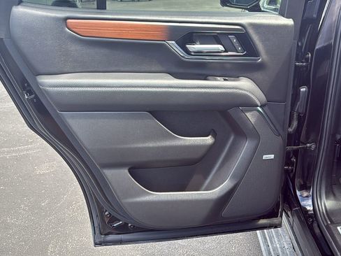 Used 2025 GMC Yukon Denali w/ Sun & Power Step Package AWD/4WD image 17