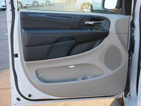 Used 2018 Dodge Grand Caravan SE w/ UConnect Hands-Free Group image 14