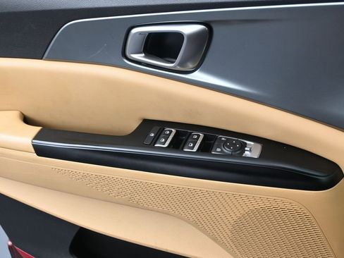 Used 2023 Kia Carnival LX w/ Paint Protection Package FWD image 11