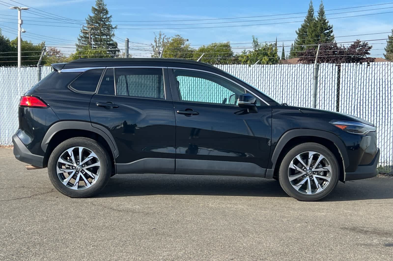 Used 2025 Toyota Corolla Cross XLE AWD/4WD image 6