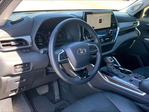 Used 2024 Toyota Highlander Platinum image 18