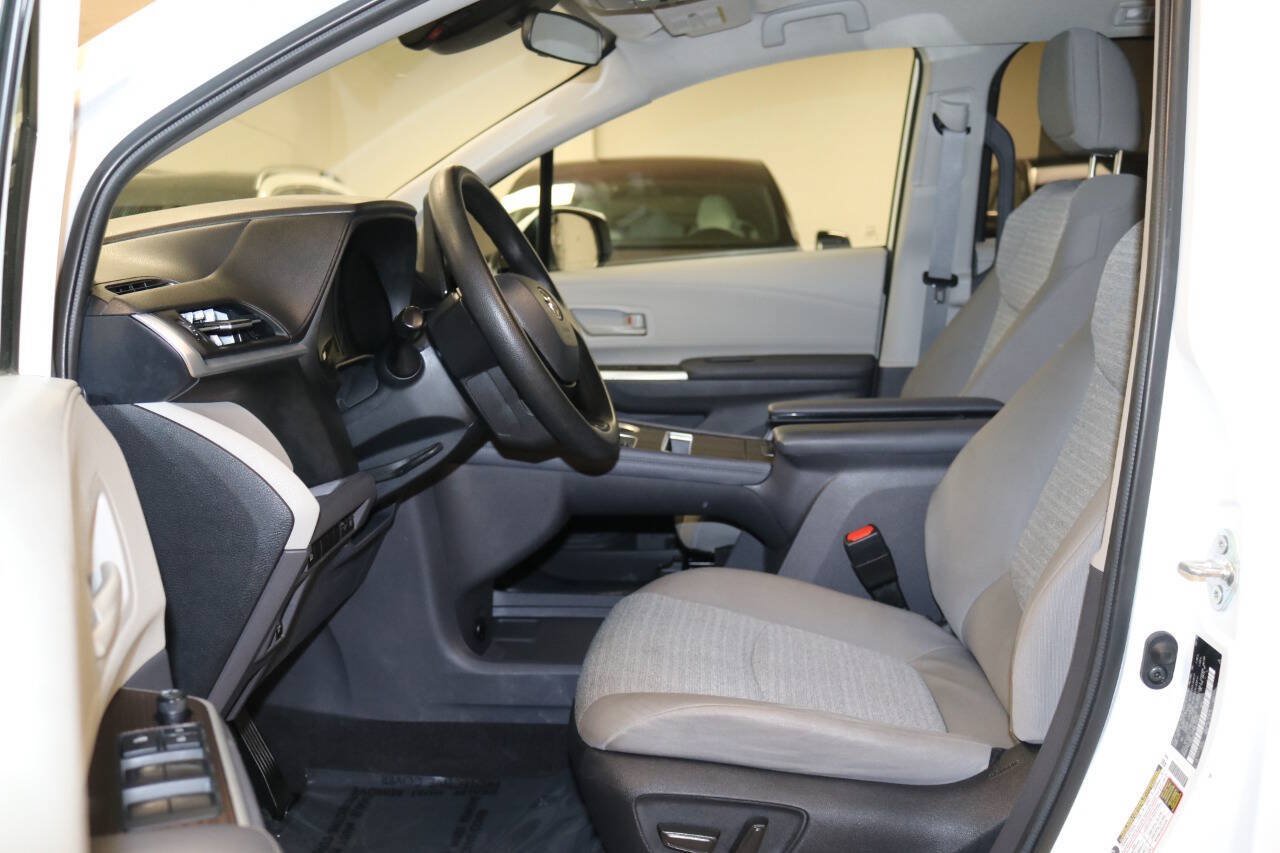 Used 2023 Toyota Sienna LE AWD/4WD image 13