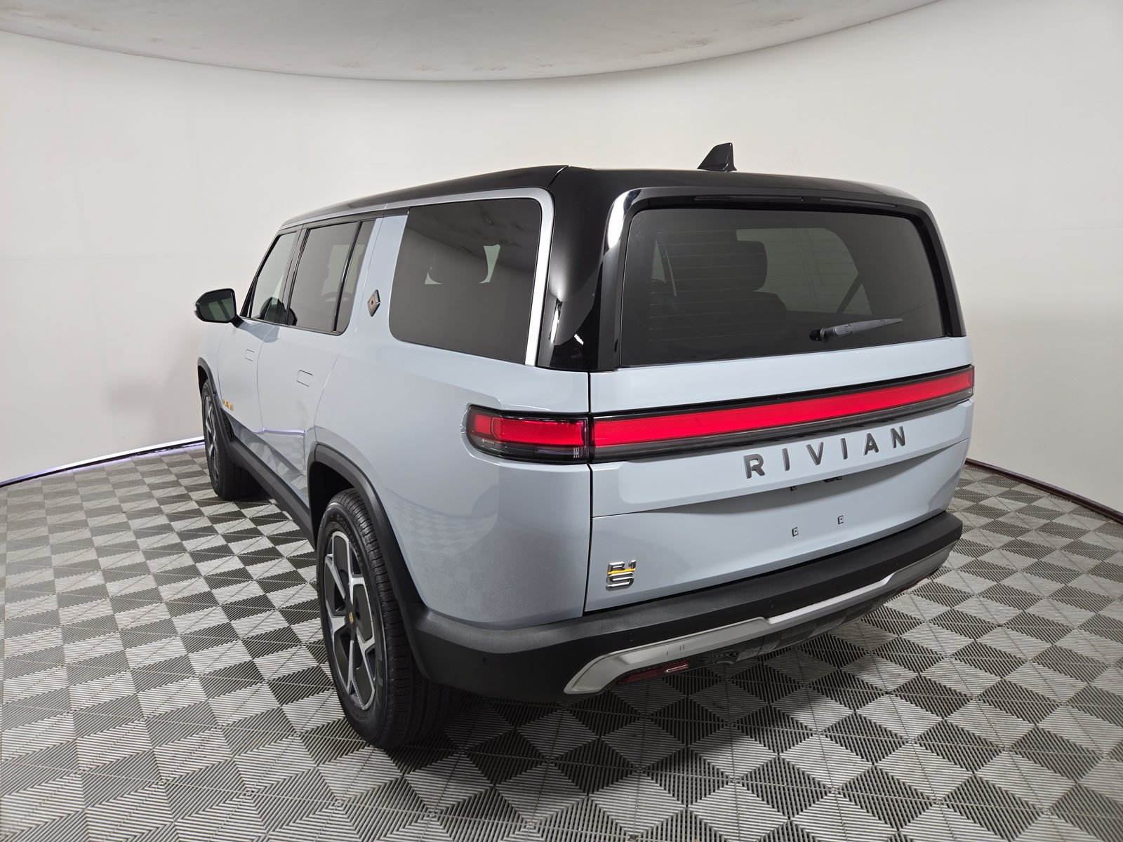 Used 2024 Rivian R1S Adventure Quad AWD/4WD image 3