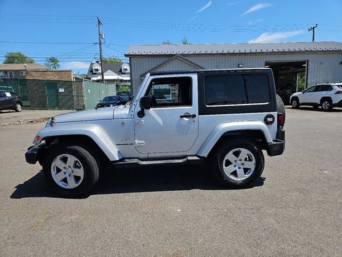 Used 2012 Jeep Wrangler Sahara w/ Connectivity Group AWD/4WD image 6