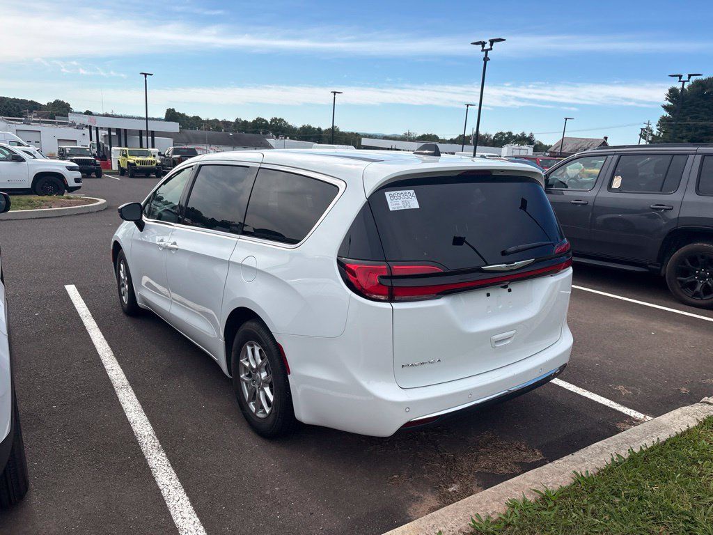 Used 2026 Chrysler Pacifica Select FWD image 3